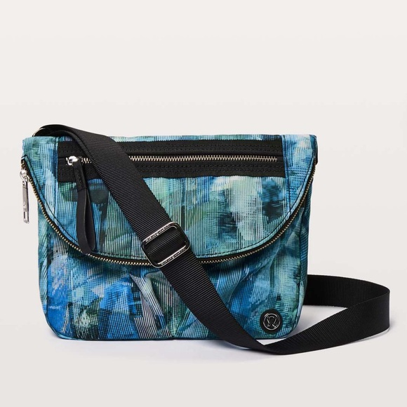 Lululemon Festival Bag II *5L in Sun Dazed Multi Blue / Black - Picture 1 of 8